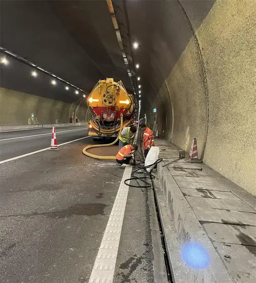 盘锦隧道排水渠清淤